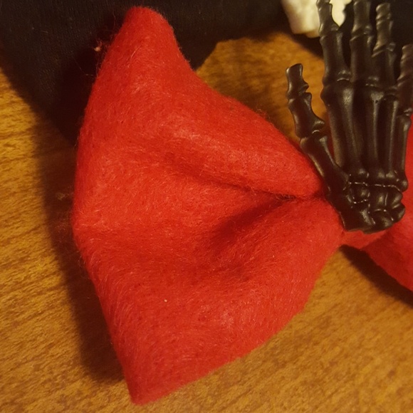 Skelly hand hair clips - Picture 2 of 6